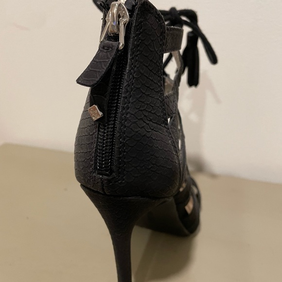 Black lace up - Picture 3 of 4